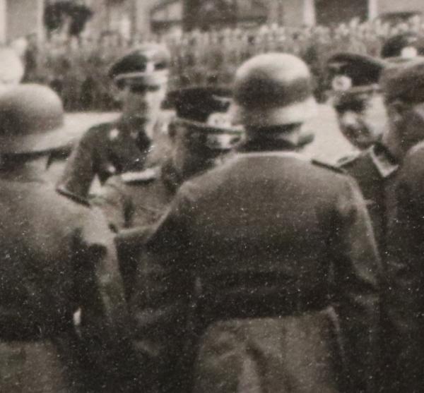 vier alte Fotos - Aufmarsch Soldaten -- Stadt - hohe Offiziere - Ort ?? Fahnen